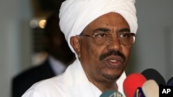 Le président du Soudan, Omar el-Béchir, donne un discours devant les médias, le 9 juillet 2012.