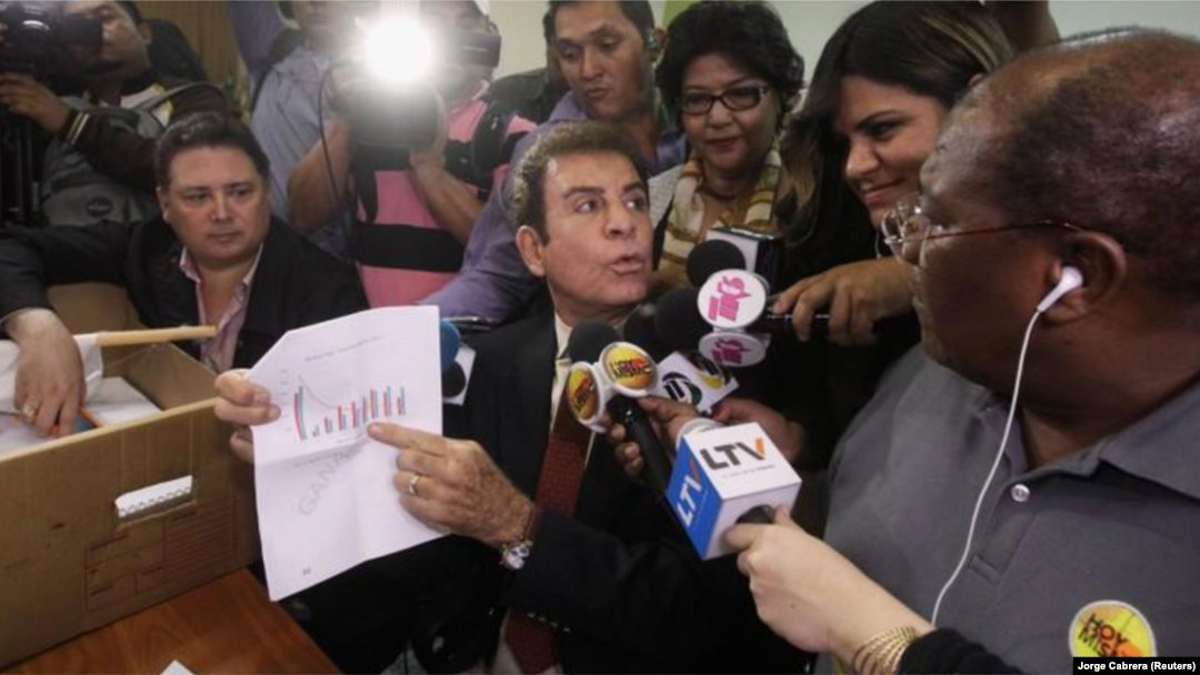 Salvador Nasralla, candidato de la Alianza de Oposición Contra la Dictadura, muestra un gráfico a medios mientras solicita formalmente que se anulen los resultados de la elección presidencial, Tegucigalpa, Honduras, 9 diciembre 2017. REUTERS/Jorge Cabrera.