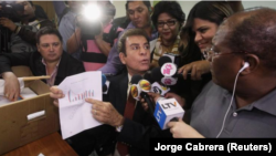 Salvador Nasralla, candidato de la Alianza de Oposición Contra la Dictadura, muestra un gráfico a medios mientras solicita formalmente que se anulen los resultados de la elección presidencial, Tegucigalpa, Honduras, 9 diciembre 2017. REUTERS/Jorge Cabrera.