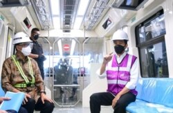 Presiden Jokowi menjajal LRT di Stasiun TMII, Jakarta, Rabu, 9 Juni 2021 (Foto: biro pers)