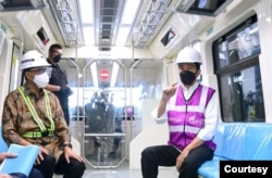Presiden Jokowi menjajal LRT di Stasiun TMII, Jakarta, Rabu, 9 Juni 2021 (Foto: biro pers)