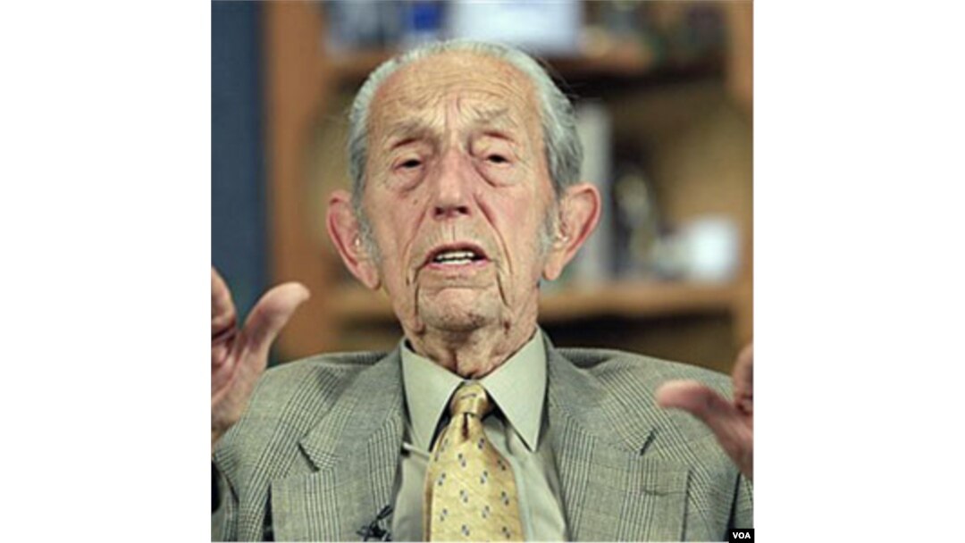 Pendeta AS Harold Camping, acara khutbahnya disiarkan di lebih dari 200 stasiun radio di Amerika.