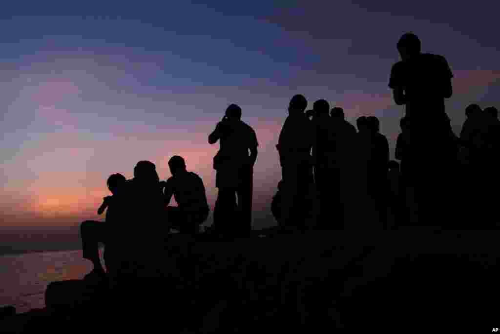 Dân chúng Bahrain tụ tập để xem trăng lưỡi liềm trên bầu trời&nbsp;Vịnh Ba Tư tại ngôi làng phía tây của Karzakan, ngày 9/7/2013.