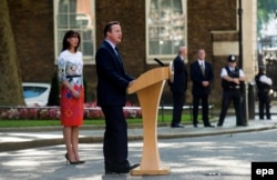 Samantha Cameron (L) listens to her husband British Prime Minister David Cameron as he delivers a speech in response the result of UK EU Referendum in Downing Street, Central London, Britain, 24 June 2016.