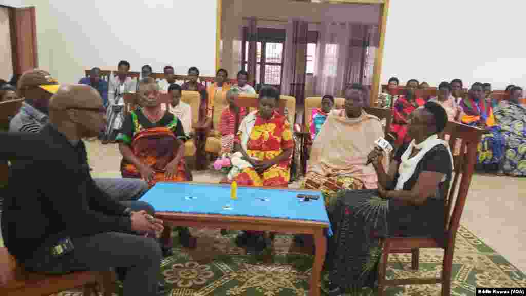 Bamwe mu babyeyi bagizwe incike na jenoside batuye mu nzu yabagenewe iri mu karere ka Bugesera mu ntara y'uburasirazuba bw'u Rwanda mu kiganiro n'umunyamakuru w'Ijwi ry'Amerika Eddie Rwema