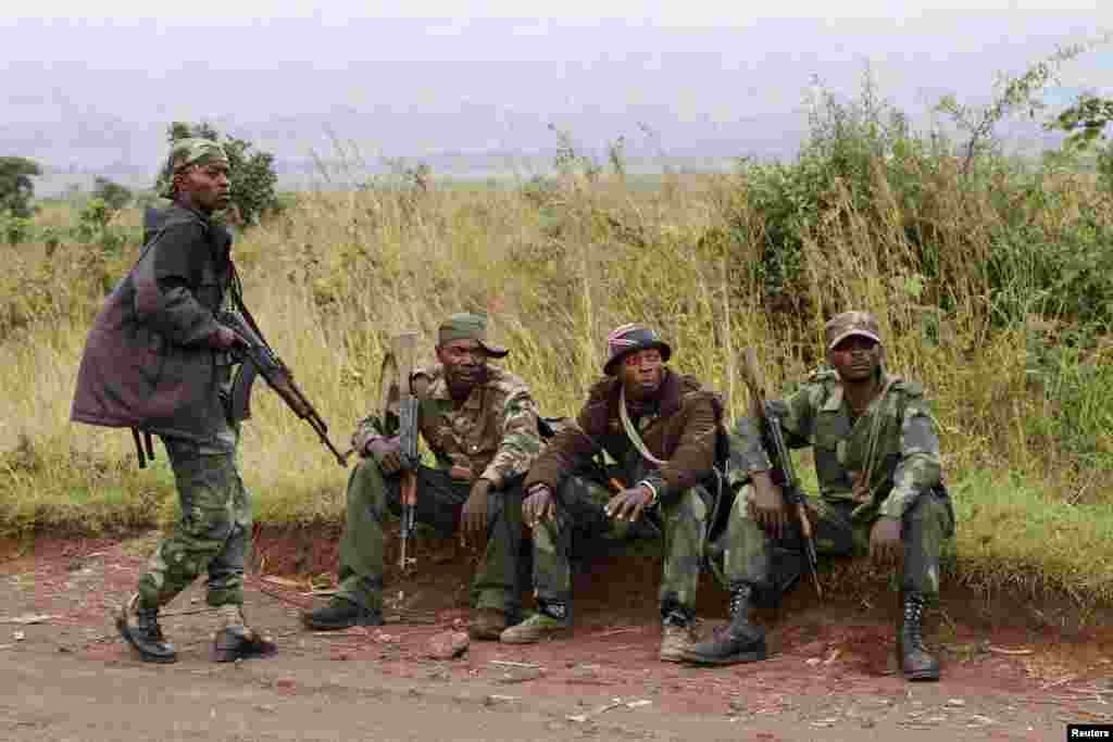 Soldiers from the Democratic Republic of Congo rest near its border with Rwanda after fighting broke out, June 11, 2014.