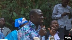 Kiza Besigye akizuingumza na waandishi habari baada ya kuachiliwa kwa dhamana.