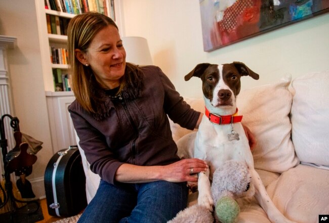Warga AS, Jessica Wright bersama anjingnya, Penny (AP Photo/Ron Harris)