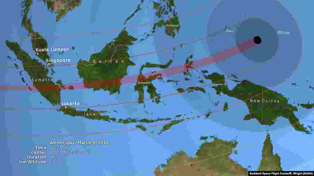 Gambar yang menunjukkan umbra (lonjong hitam), penumbra (lonjong berbayang) dan jalur gerhana matahari total (merah) melalui Indonesia dan Pasifik barat.&nbsp;