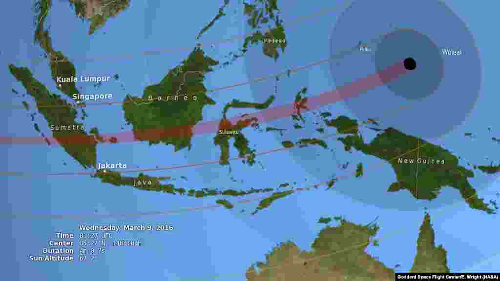 Gambar yang menunjukkan umbra (lonjong hitam), penumbra (lonjong berbayang) dan jalur gerhana matahari total (merah) melalui Indonesia dan Pasifik barat. 