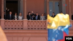 El líder opositor venezolano Edmundo González y el presidente de Argentina, Javier Milei, saludan desde el balcón de Casa Rosada durante una reunión oficial en Buenos Aires, Argentina, el 4 de enero de 2025. 