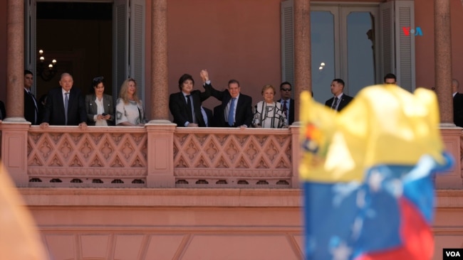 Edmundo González y Javier Milei se reunieron en la Casa Rosada de la Ciudad de Buenos Aires, donde aprovecharon para saludar a los presentes, desde el balcón presidencial.   