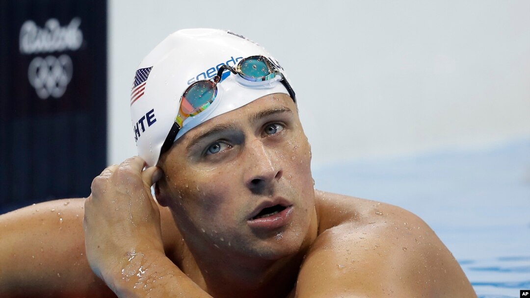 ARSIP – Perenang AS, Ryan Lochte, memeriksa waktunya dalam pertandingan 4x200 meter gaya bebas pria pada kompetisi renang Olympiade Musim Panas, di Rio de Janeiro, Brazil (foto: AP Photo/Michael Sohn, Arsip)