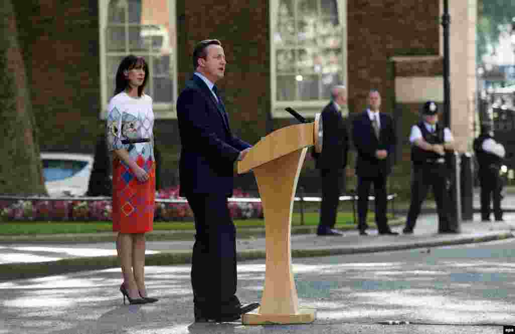 Samantha Cameron mendengarkan suaminya, Perdana Menteri David Cameron, yang berpidato menanggapi hasil referendum keanggotaan Inggris di Uni Eropa di Downing Street, London (24/6). (EPA/Will Oliver)