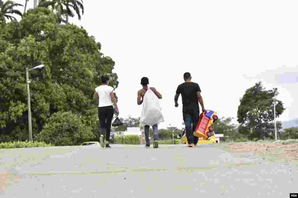 Algunos se dirigen a pueblos cercanos en busca de trabajo, otros viajan a las grandes ciudades de Colombia, como Bogotá (caminando 563 km o 350 millas) y Medellín (595 km o 370 millas). (Foto: Diego Huertas)