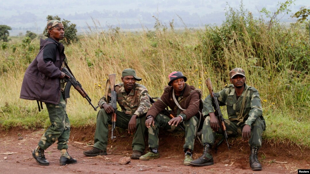 Binh lính của nước Cộng hòa Dân chủ Congo nghỉ ngơi gần biên giới với Rwanda sau vụ nổ súng, ngày 11/6/2014.
