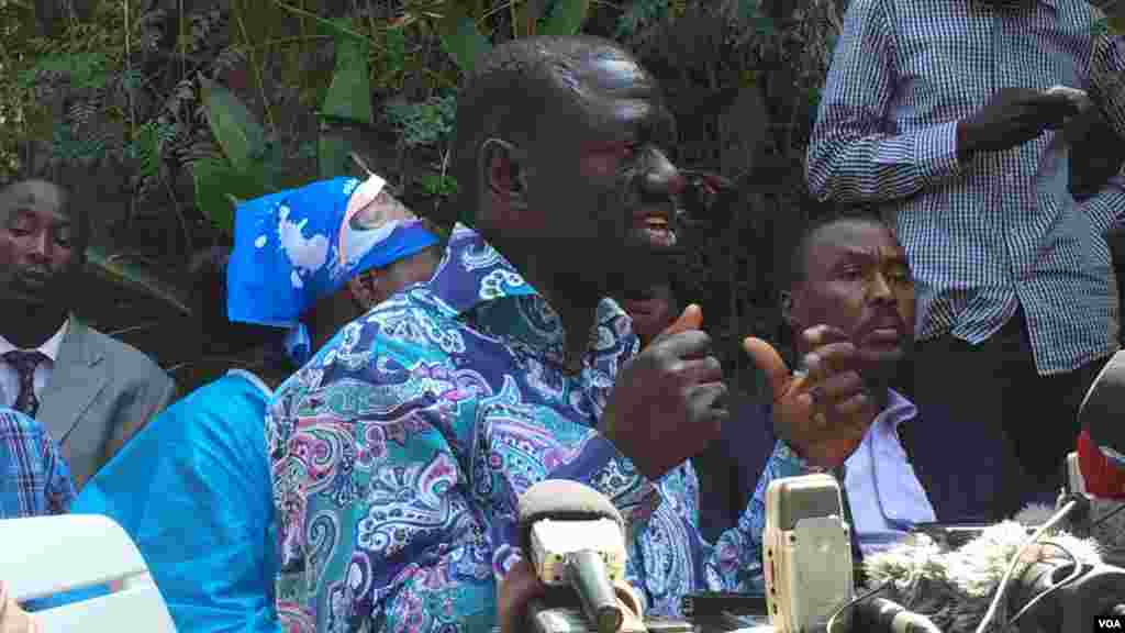 Dr.Kiza Besigye akizungumza na waandishi wa habari nyumbani kwake kabla ya kukamilisha kampeni akiishutumu tume ya uchaguzi kwa upendeleo.