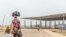 Des voyageurs marchent pour traverser la frontière Togo-Bénin située à Hillacondji le 29 avril 2021.