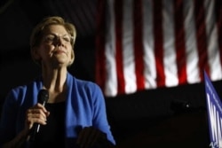 La excandidata presidencial demócrata, la senadora Elizabeth Warren, demócrata de Massachusetts, habla durante un mitin nocturno de elecciones primarias, el 3 de marzo de 2020, en Eastern Market en Detroit.