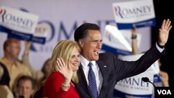 Mitt Romney dan isterinya merayakan kemenangan di Illinois (20/3). Meskipun memimpin kontes, Romney masih harus terus berjuang.