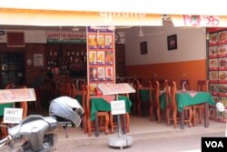 Im Srey Mom, 48, the owner of Psa Chas restaurant for the past 20 years, tells VOA that she hardly gets any customer during the COVID-19 pandemic, Siem Reap, Cambodia, May 12, 2020. (Phorn Bopha/ VOA Khmer)