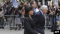 Bivši direktor Međunarodnog monetarnog fonda, Dominik Stros-Kan u pratnji supruge napušta sud u Njujorku