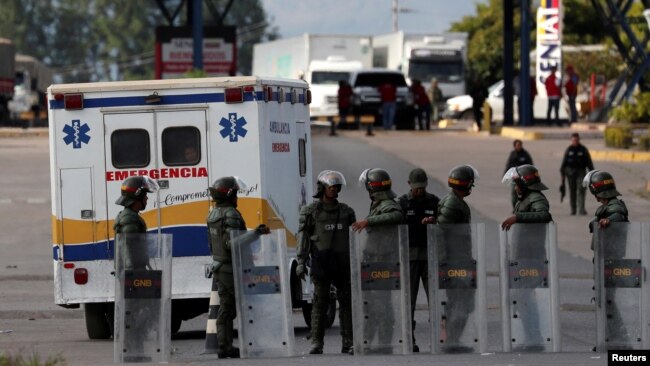 2月22日，一辆救护车载着一名受伤的土著，从巴西返回委内瑞拉。d