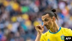 Penyerang Swedia dan kapten tim Zlatan Ibrahimovic bereaksi selama pertandingan sepak bola persahabatan antara Swedia dan Wales. (Foto: AFP)