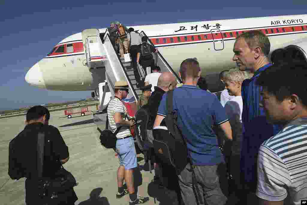 旅客在平壤国际机场登上前往北京的飞机 （2015年6月27日）。美国鉴于存在&ldquo;逮捕和长期监禁&rdquo;的严重风险，今年9月1日起将正式开始禁止本国公民前往朝鲜旅行。&ldquo;除非经过特别批准，所有美国护照持有者将不得前往、进入或者经过朝鲜。&rdquo;某些情况例外，例如执行人道主义任务或进行新闻报道，可以不受禁令限制。在美国大学生瓦姆比尔在朝鲜旅游时被监禁，陷入昏迷，回国不久后死亡之后，美国国务院作出这个决定。瓦姆比尔被控试图偷窃平壤酒店的宣传海报，之后服苦役。他上个月因严重脑损伤被送回美国治疗。