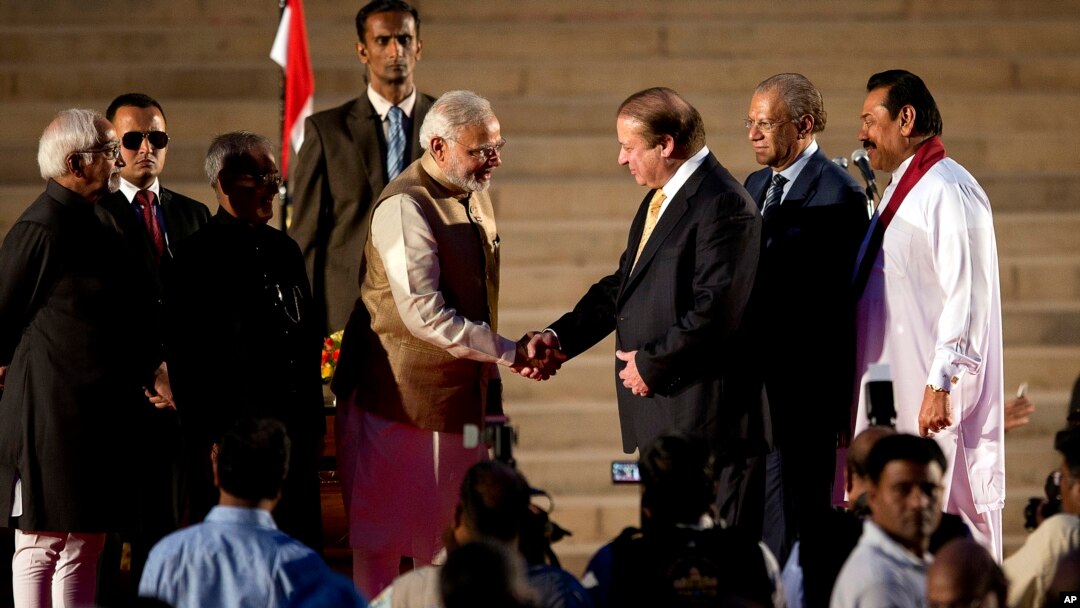 PM baru Narendra Modi (kiri) mendapat ucapan selamat dari PM Pakistan Nawaz Sharif usai sumpah jabatan di New Delhi (26/5).