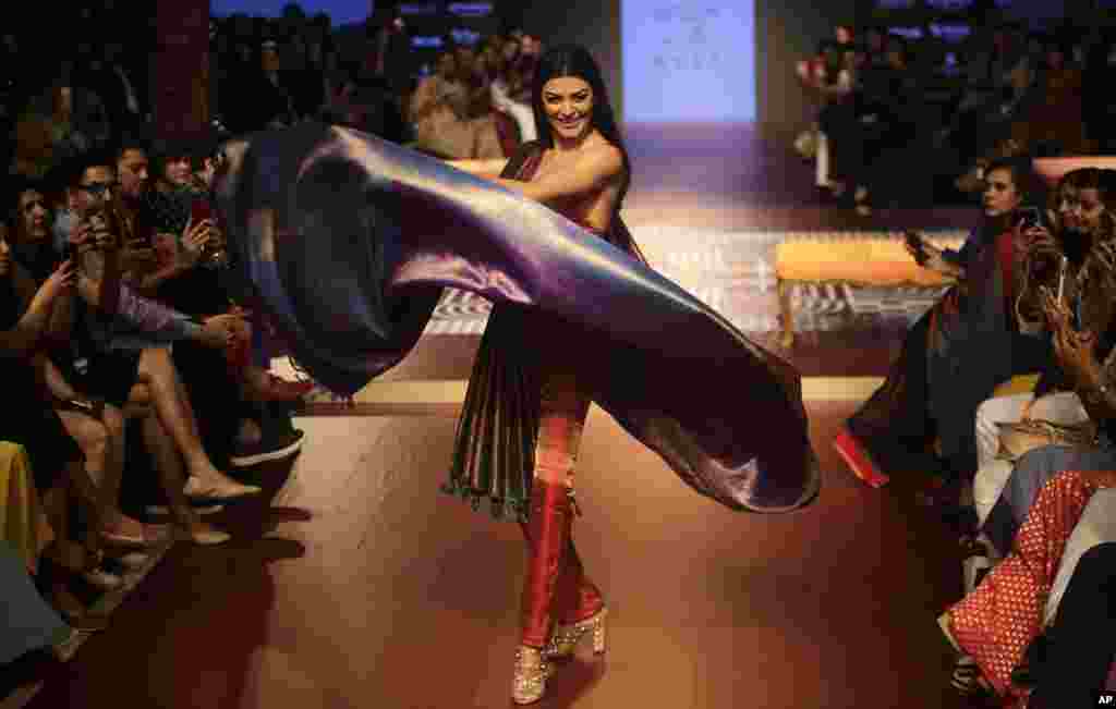 Bollywood actress Sushmita Sen models the clothing of designer Sunita Shanker during Lakme winter 2018 fashion week in Mumbai, India, Thursday, Aug. 23, 2018.