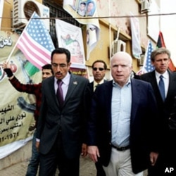 Le sénateur américain John McCain en visite à Benghazi