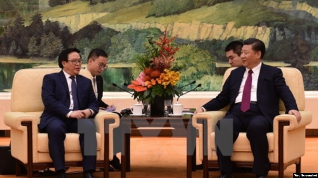 Tổng Bí thư Đảng Cộng sản Trung Quốc Tập Cận Bình (phải) tiếp ông Hoàng Bình Quân, đặc phái viên của TBT Nguyễn Phú Trọng.