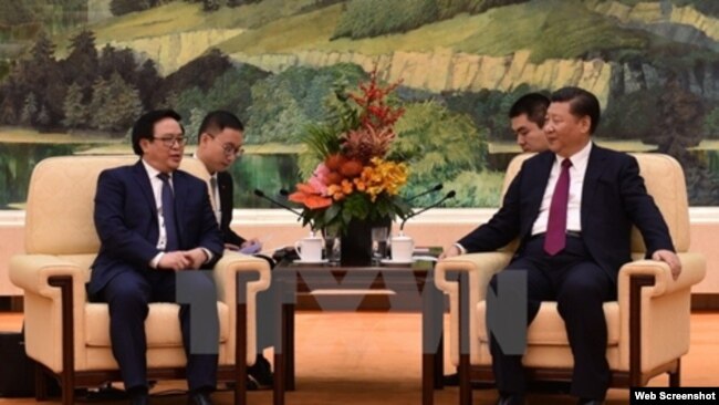 Tổng Bí thư Đảng Cộng sản Trung Quốc Tập Cận Bình (phải) tiếp ông Hoàng Bình Quân