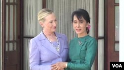 Menlu AS Hillary Clinton (kiri) bertemu pemimpin pro-demokrasi Burma di kediaman Aung San Suu Kyi di Rangoon (2/12).