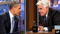 El presidente Barack Obama conversa con el presentador Jay Leno durante una pausa comercial, durante el programa "The Tonight Show".