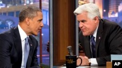 Presiden Barack Obama (kiri) berbincang dengan Jay Leno saat jeda waktu untuk penayangan iklan dalam siaran langsung "The Tonight Show" di studio televisi NBC, Los Angeles (6/8).