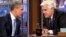 El presidente Barack Obama conversa con el presentador Jay Leno durante una pausa comercial, durante el programa "The Tonight Show".