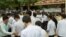 បេក្ខជន​ប្រឡង​ឈរ​តំរង់​ជួរ​មុខ​មណ្ឌល​ប្រឡង​ដើម្បី​ធ្វើ​ការ​ឆែក​រក​សំណើរ​ឯកសារ​មុន​ចូល​មណ្ឌល​ប្រឡង។ នៅ​រាជធានី​ភ្នំពេញ​ ថ្ងៃ​ចន្ទ ទី​២០ ខែ​សីហា ឆ្នាំ​២០១៨។ (ទី អូលីស្សា/VOA)