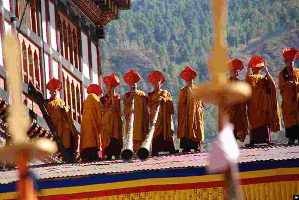 Court musicians on the roof of 17th century dzhong (fortress and monastery) during Coronation ceremonies below, November 06, 2008 (Photo/VOA - S. Herman)