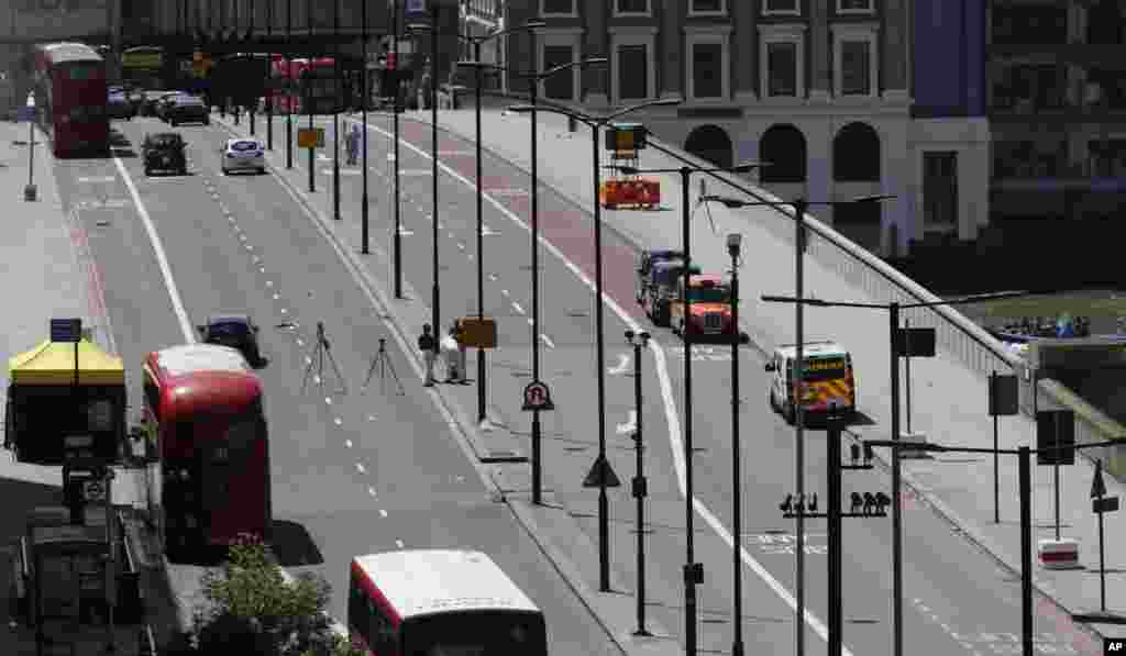 Policía forense trabaja en un área acordonada luego de un ataque en el área del Puente de Londres. Domingo 4 de Junio, 2017. Especialistas forenses recogen evidencia en el centro de Londres luego de ataques descritos como terroristas en los que siete personas murieron y otras 48 quedaron heridas.
