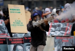 Demonstrators clash with riot security forces while rallying against Venezuela's President Nicolas Maduro in Caracas, Venezuela, June 10, 2017.