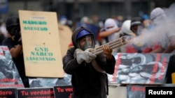 Demonstrators clash with riot security forces while rallying against Venezuela's President Nicolas Maduro in Caracas, Venezuela, June 10, 2017.