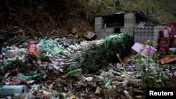 中国云南省怒江傈僳自治区一个村子里堆积的可回收酒瓶(路透社2018年3月24日摄)