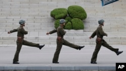 Militares norte-coreanos em Panmunjum (foto de arquivo)