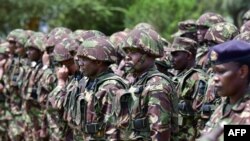 Des soldats des Forces de défense du Kenya assistent à une cérémonie de présentation du drapeau par le président kenyan William Ruto avant de se déployer en République démocratique du Congo.