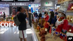 一名男子在北京举行的中国国际服务贸易交易会上的一个中国食品展台前驻足观看。（2022年9月7日）