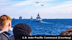 2022年11月9日美国海军士兵站在甲板上观看日本海上自卫队阅舰活动。（照片来自美国印度洋－太平洋司令部）