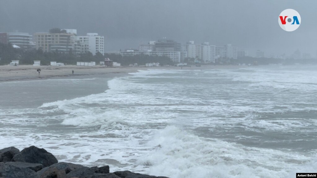Vista de la costa de Miami Beach, en Florida, el 9 de noviembre de 2022, horas antes de la llegada del huracán Nicole. [Foto: Antoni Belchi, VOA]