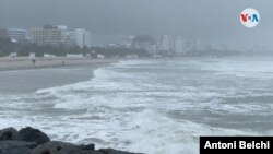 Vista de la costa de Miami Beach, en Florida, el 9 de noviembre de 2022, horas antes de la llegada del huracán Nicole. [Foto: Antoni Belchi, VOA]